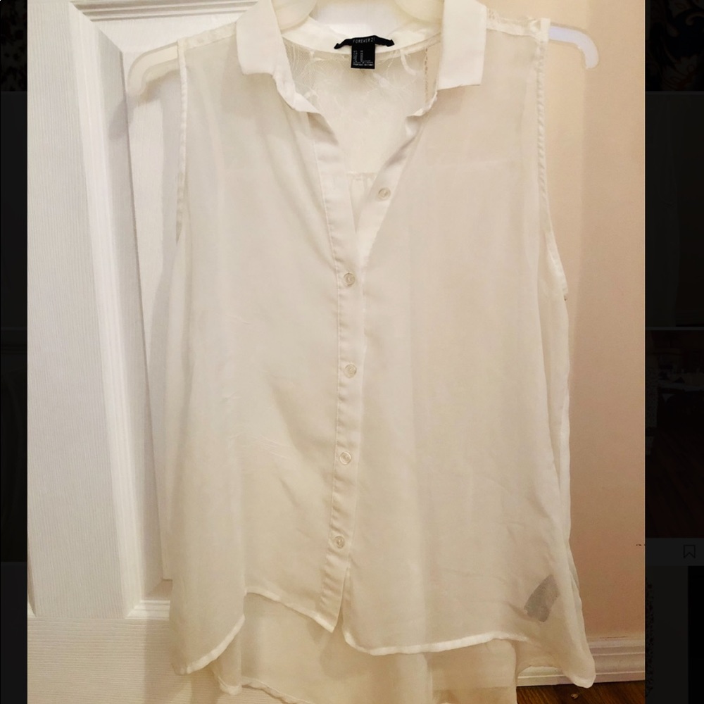 Sleeveless, collared top